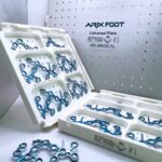 Pieza de ortopedia calcánea metalizada en azul con orificios para estabilización ósea en cirugías complejas