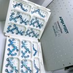 Componente calcáneo ortopédico premium de color azul con orificios de precisión para fijación segura.