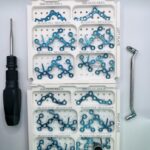 Implante ortopédico azul con diseño calcáneo y orificios, ideal para estabilización ósea avanzada.