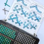 Componente quirúrgico calcáneo en azul para ortopedia avanzada, con orificios de alta precisión para procedimientos complejos.
