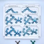 Pieza calcánea azul para cirugía ortopédica premium con diseño de precisión y orificios de fijación.